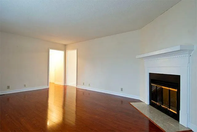 3 bed, 1350 sqft, $2,500 — Photo 4