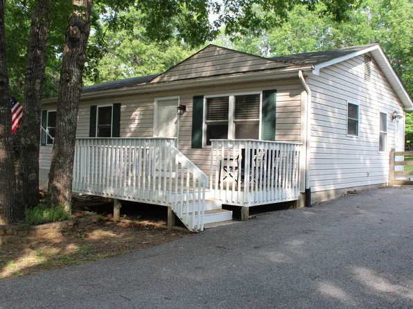 8728 Bradshaw Rd, Salem, VA 24153