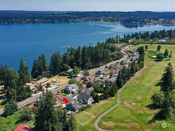 Welcome to The Bungalows at Holmes Harbor, a 21 unit, single-family community on approximately 23.6 acres along the east side of the 18th Fairway at Holmes Harbor.>