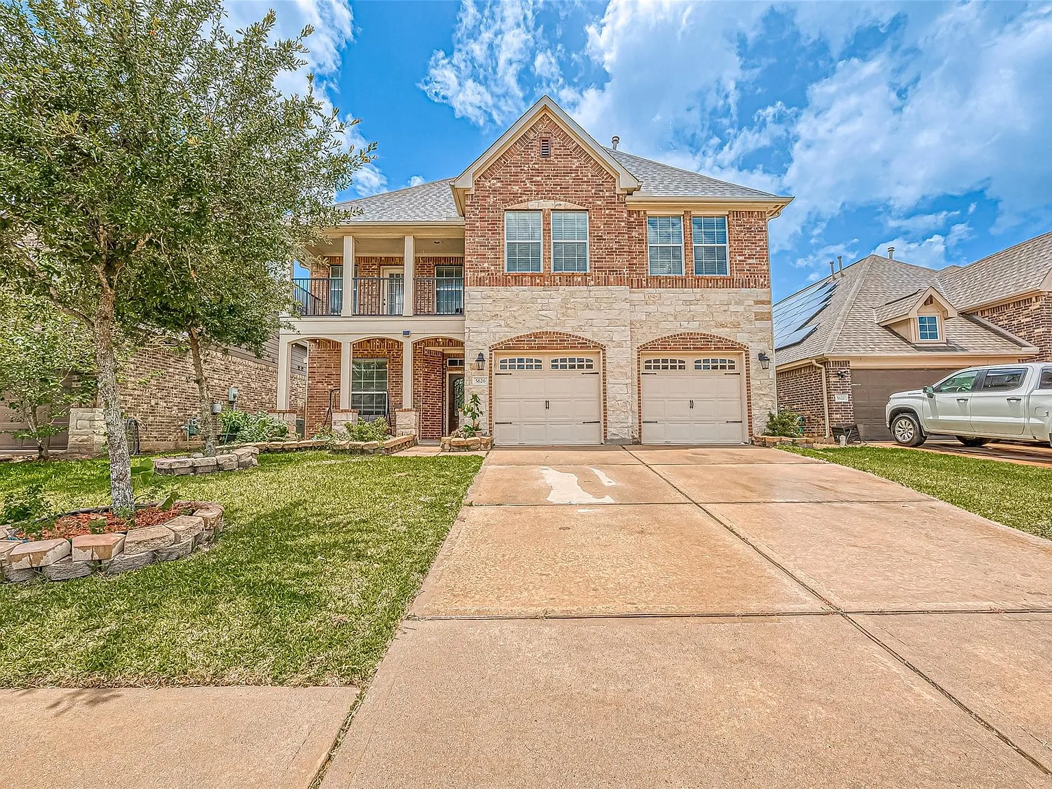 4 bed, 2.5 bath, 2700 sqft, $2,800 — Photo 1