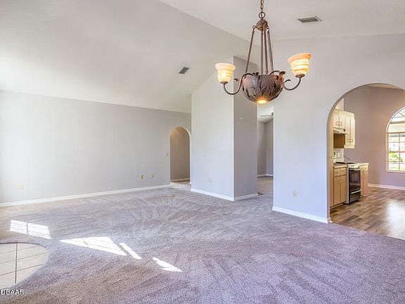 5th image of 555 Woodgrove St