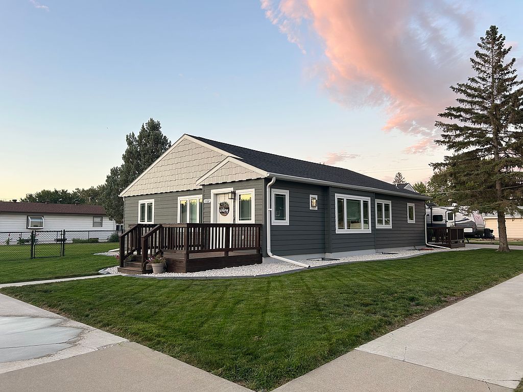 1102 4th Ave W - Property Image