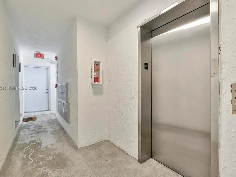 620 SW 10th St #301 — Photo 15