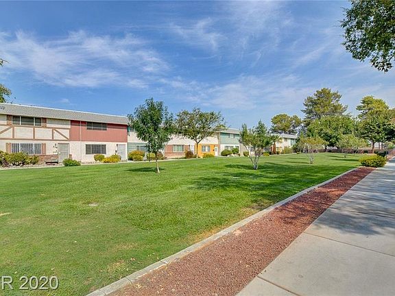 4th image of 216 Greenbriar Townhouse Way
