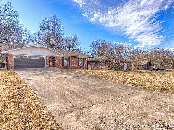 2nd image of 2305 Columbus St