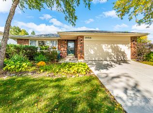 1956 W Spring Ridge Dr, Arlington Heights, IL 60004