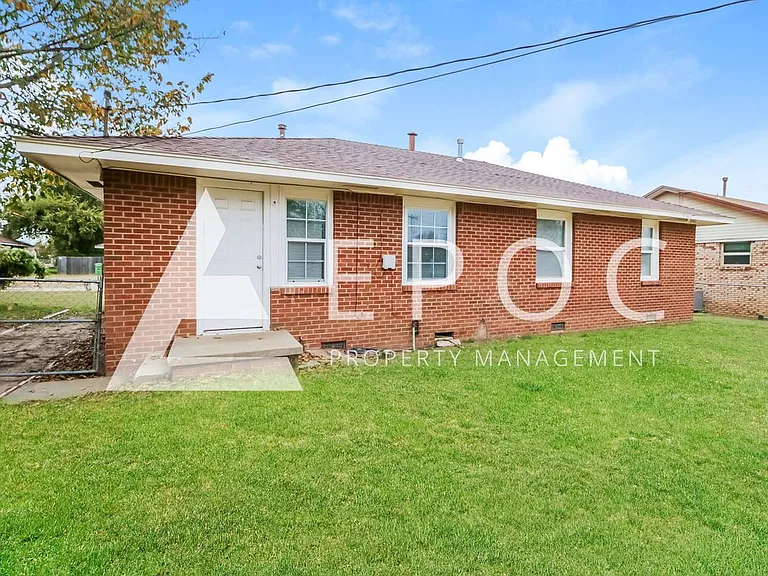 104 Pine Ave — Photo 3