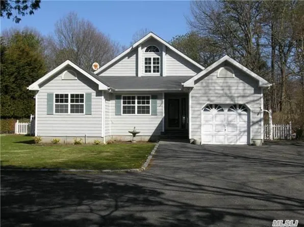 185 Southern Blvd, Hauppauge, NY 11788