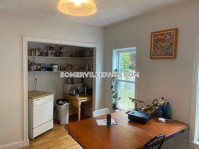4 bed, 999 sqft, $5,000 — Photo 4