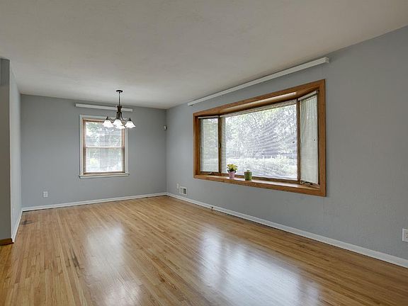 3rd image of 3012 Bellaire Ave N