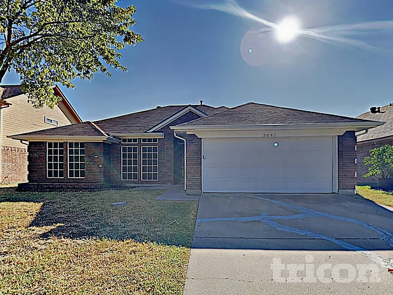 2851 Linden Ln — Photo 2