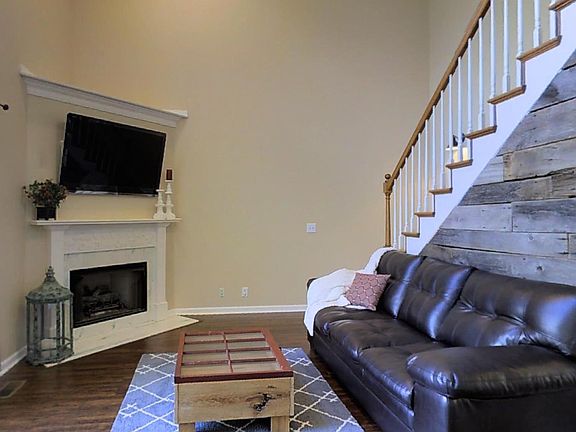 3rd image of 118 Hidden Valley Ln