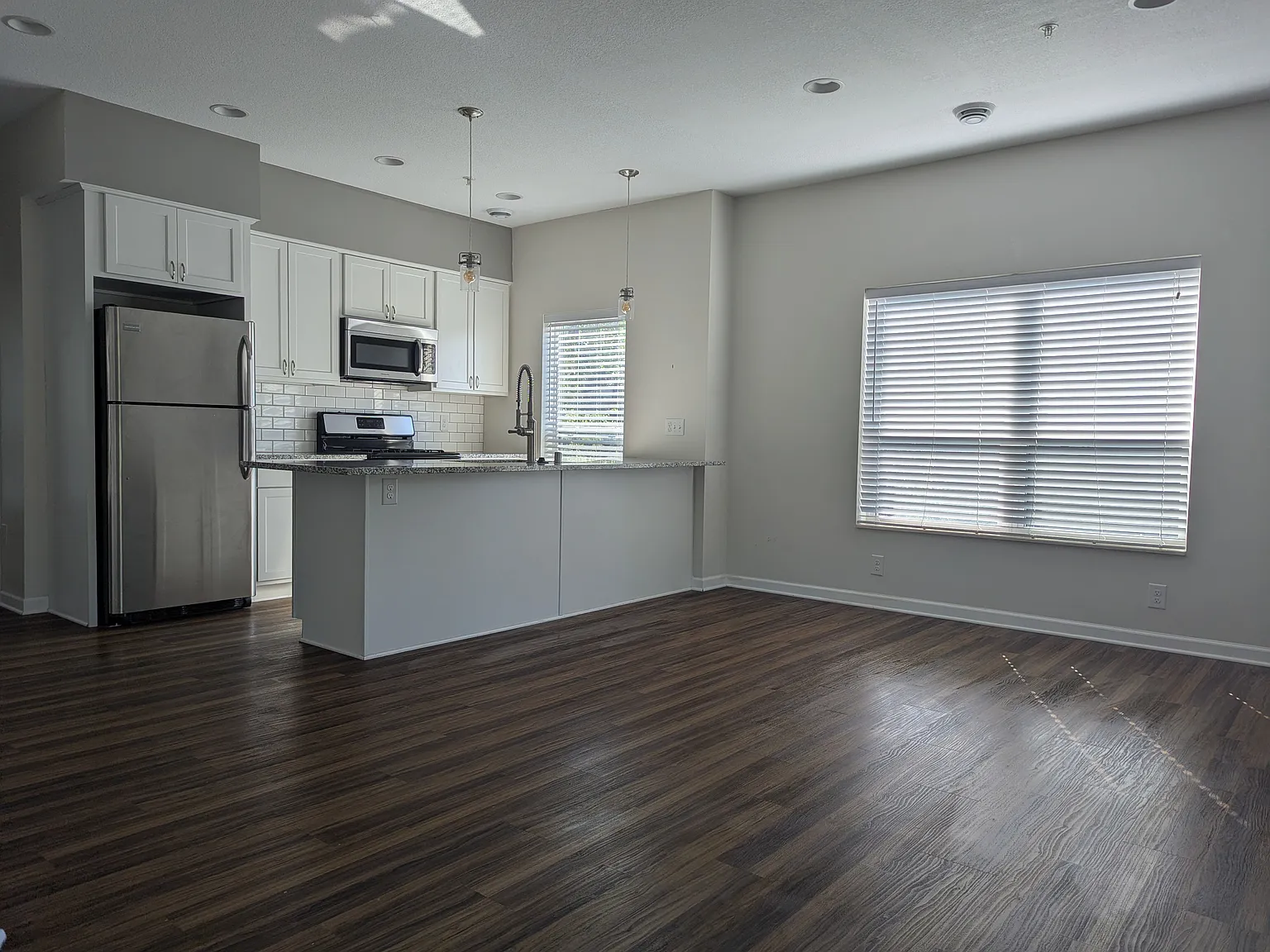 2 bed, 1.5 bath, 1000 sqft, $1,870 — Photo 4