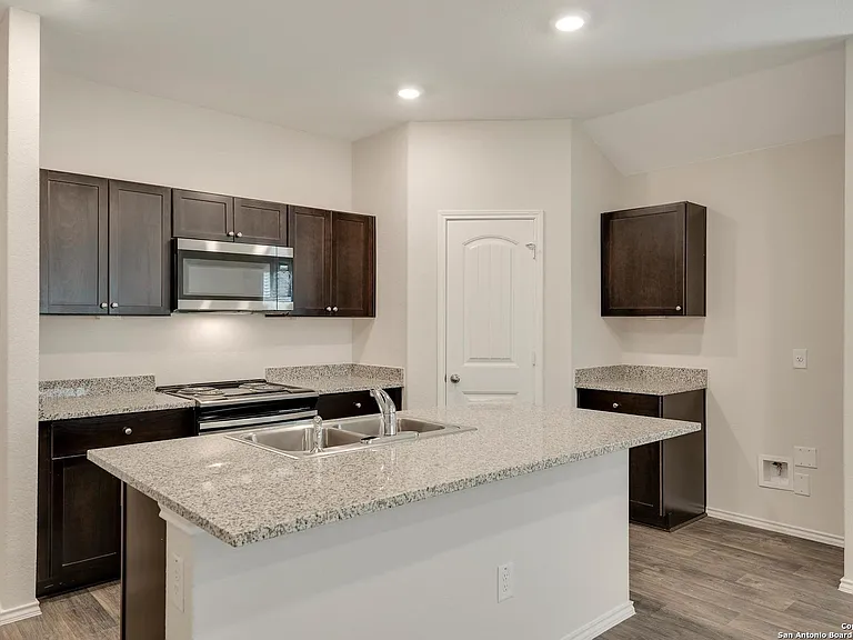 728 Armadillo Dr — Photo 6