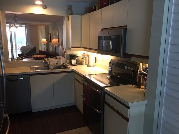 Spacious, workable kitchen