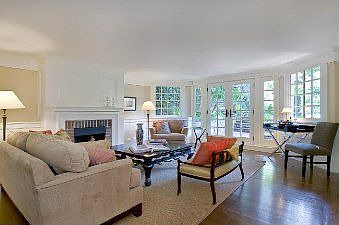 :: 2661 Green Street