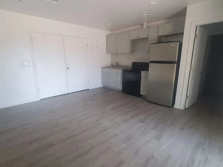 2707 E Moreland St — Photo 3