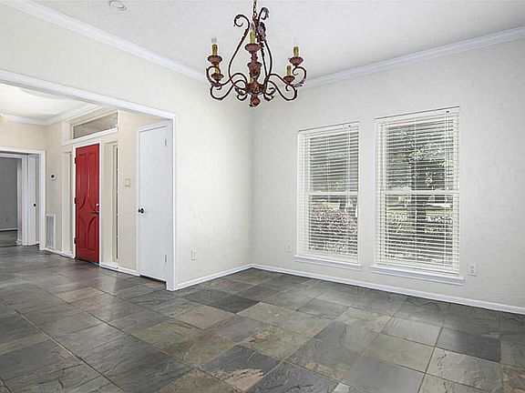 3rd image of 302 Oak Haven St