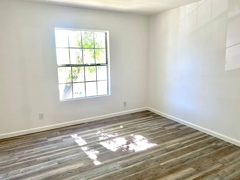 14914 Hamlin St #103 — Photo 4