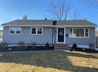 71 Lakeshore Dr, Oakland, NJ 07436