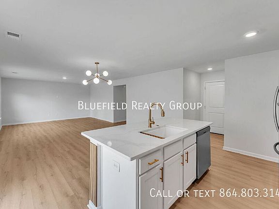 5th image of 815 Vanguard St