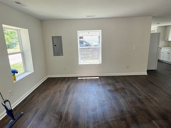5th image of 107 Tuskeegee St E