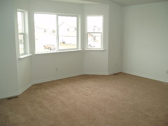 4th image of 830 Douglas Ct