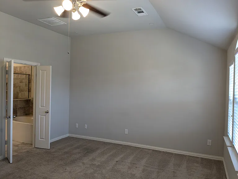 2571 Sarah Ln — Photo 9