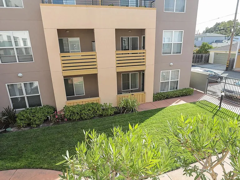 Laurel Theatre Apartments — Photo 11