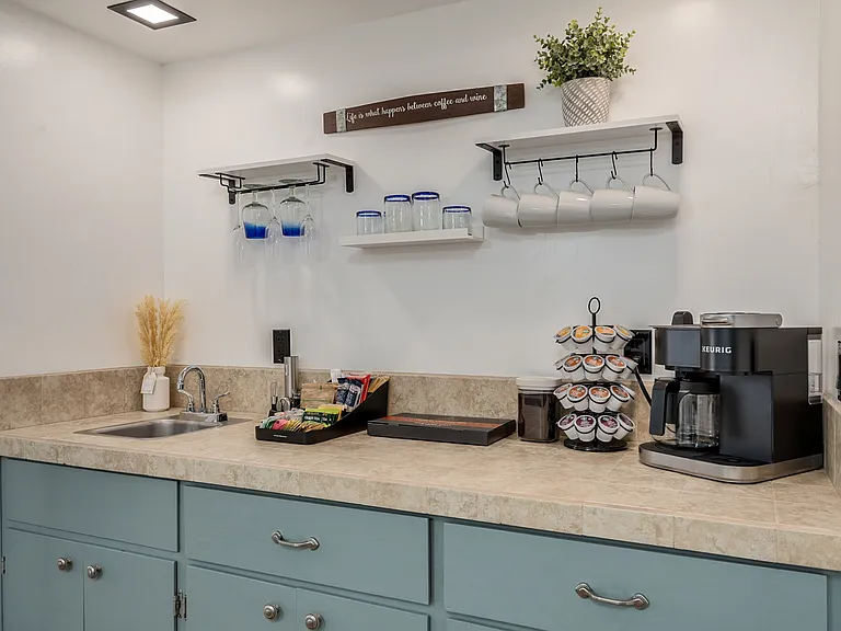 E Celeste Dr — Photo 8