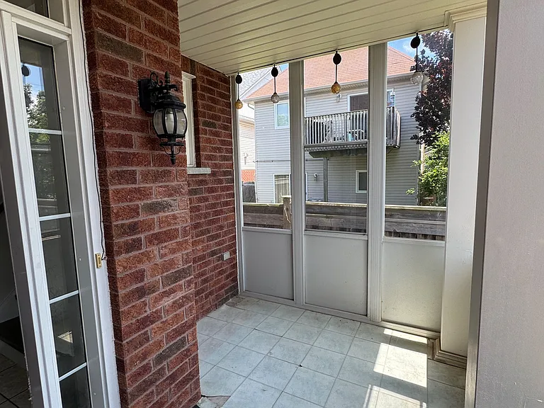 1111 Glenbourne Dr — Photo 3