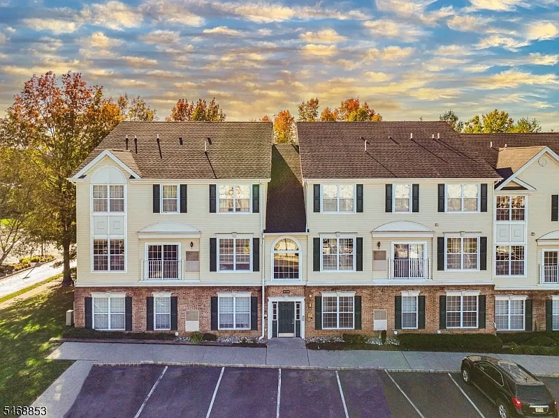 1 bed, 1.5 bath, 816 sqft, $2,100 — Photo 2