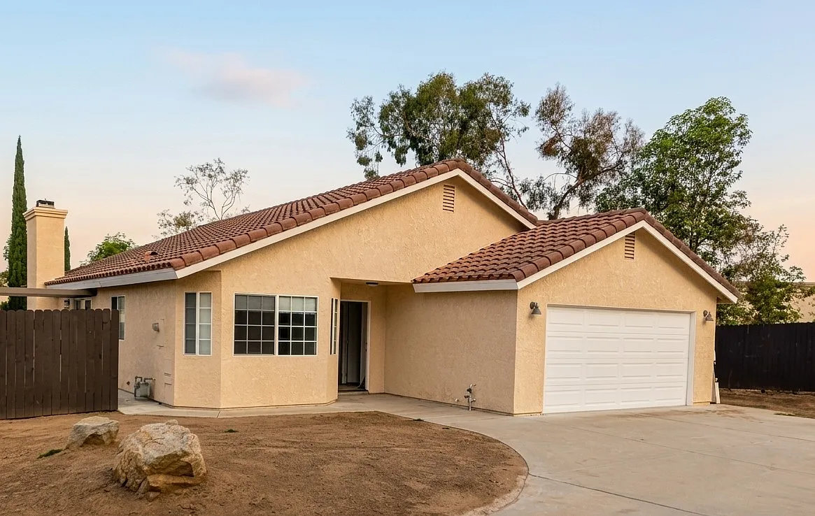 583 Hildale Cir — Photo 1