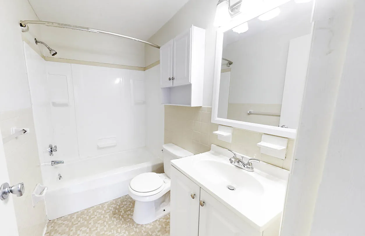 Crown Pointe Apartments — Photo 4