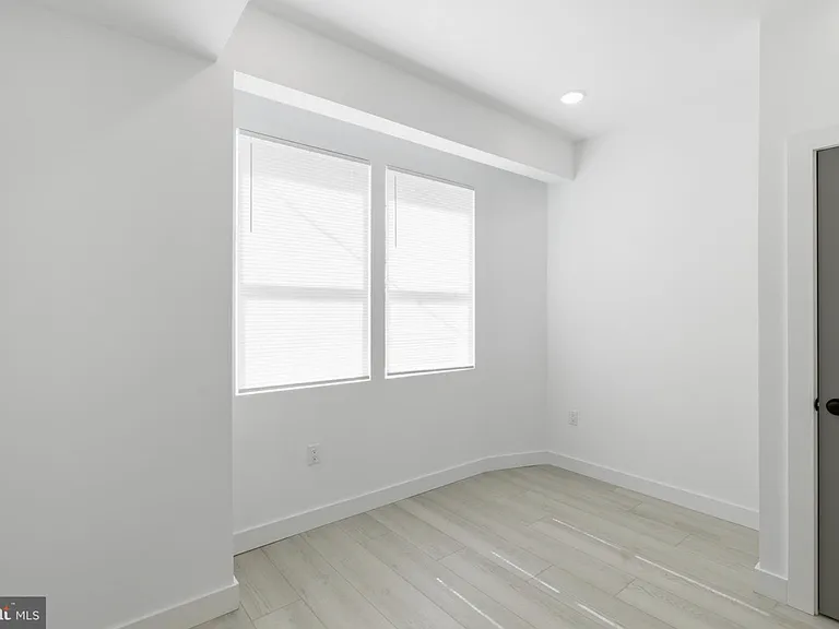 1024 W Orleans St — Photo 18