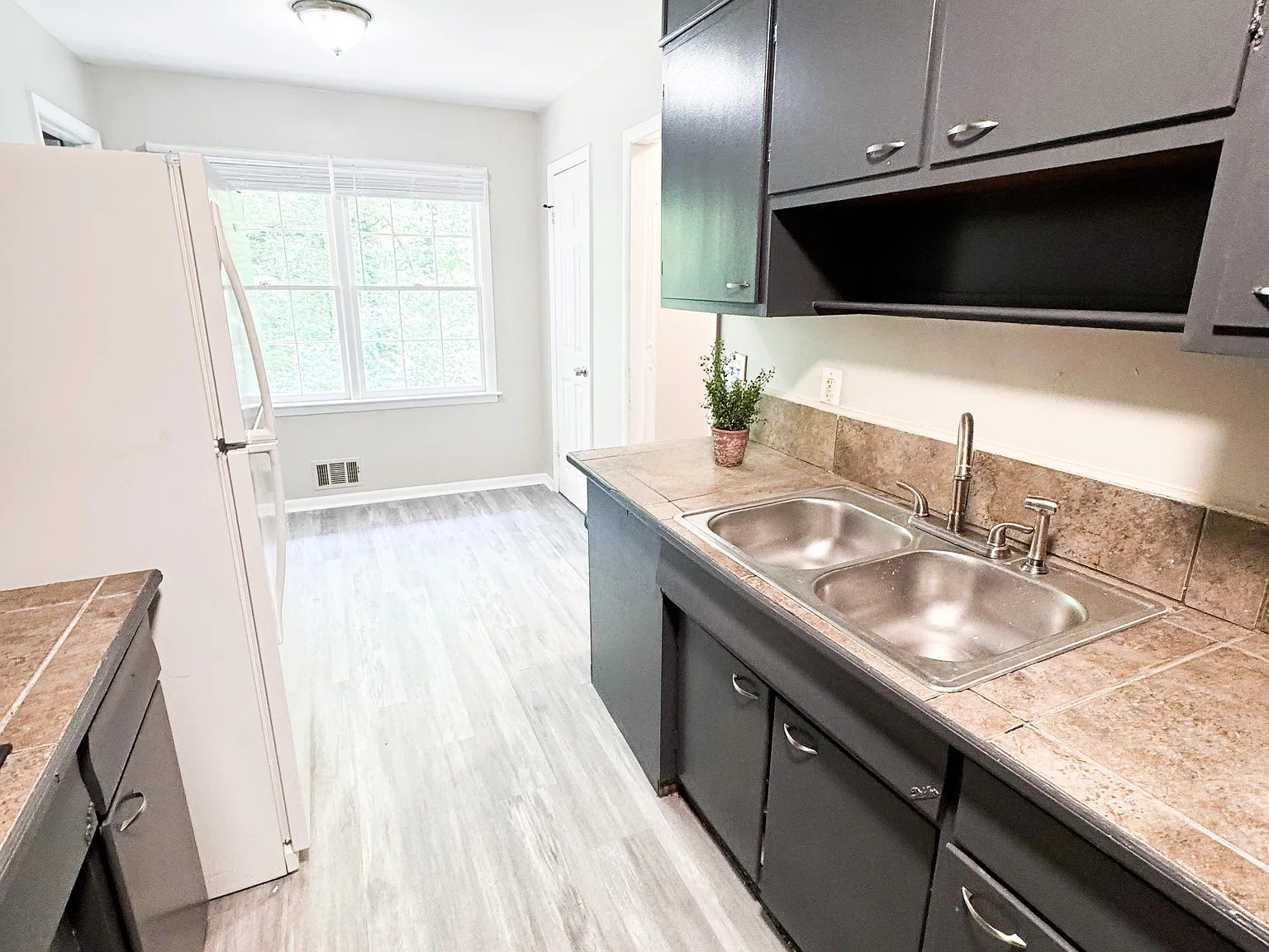 4 bed, 4.0 bath, 2100 sqft, $962 — Photo 4