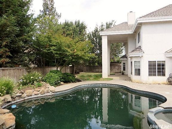 3rd image of 914 Corral Pl