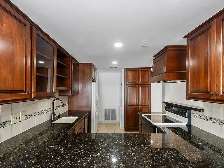 401 Lakeside Ln #311 — Photo 6