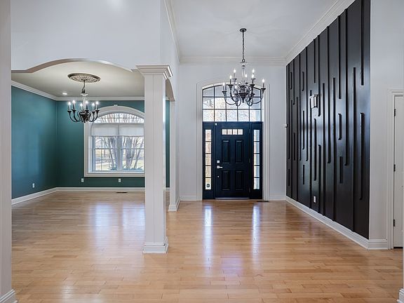 4th image of 700 Country Club Ln