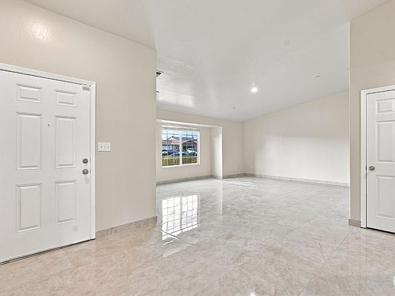 4th image of 419 Corregidora Ave