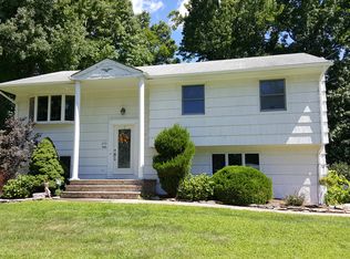 22 Kennedy Dr, Fairfield, NJ 07004