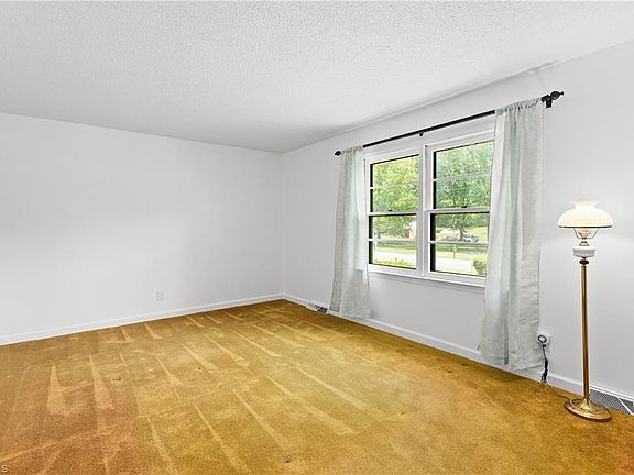 4th image of 141 Pinelawn Dr