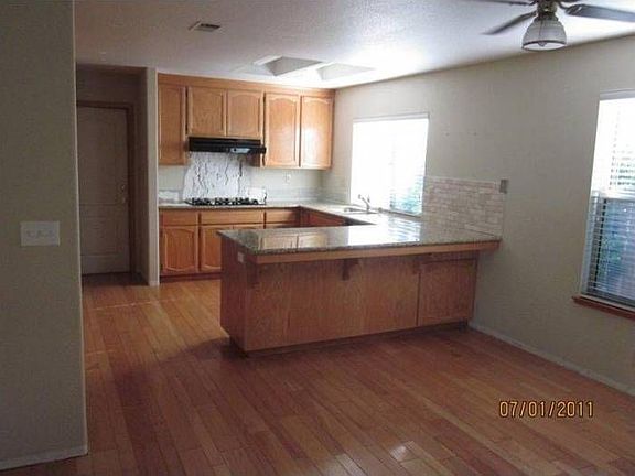 4th image of 674 Valentine Ct