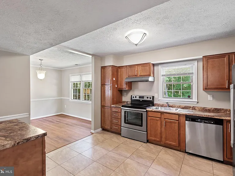 2324 Kent Ct — Photo 11