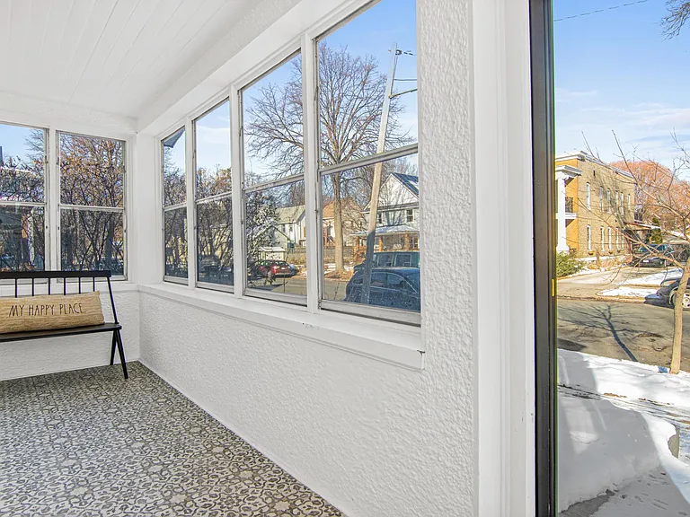Front porch/entryway