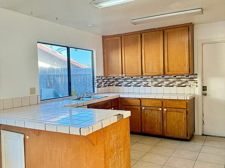 1307 W Heald Ave — Photo 6