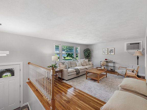 4th image of 28 Orchard Dr