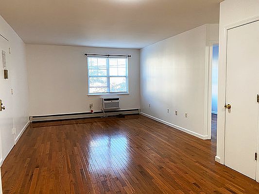 3rd image of 831 Courtlandt Ave APT 2
