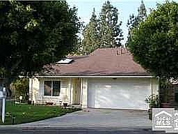 This is a darling single family home!