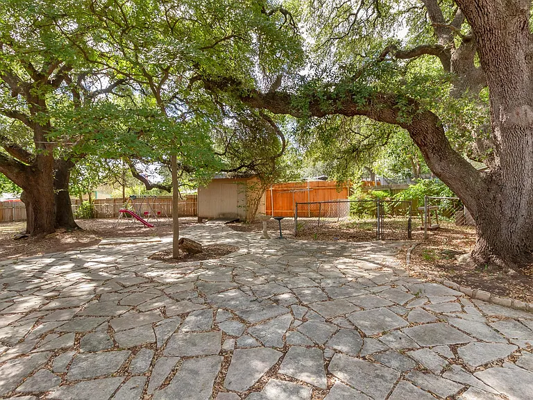 super spacious yard, shared with B tenant